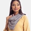 Women's printed scarf in blended cotton fabric.