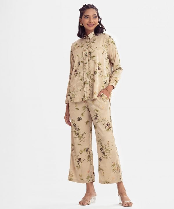 Floral printed A-line top bottom set in satin fabric. Clssic collar with frill trims at the front. three-quarter sleeved and hight low hem top and palazzo pant.