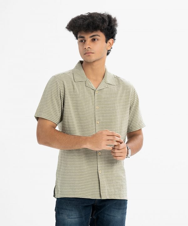 Men's Short Sleeve casual stripe shirt in cotton blended fabric. Cuban collar and short sleeves. Button fastening at the front.