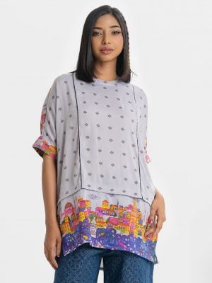 Printed straight tunic in joom fabric. Mock neck, short sleeve and attach patch at the hemline.