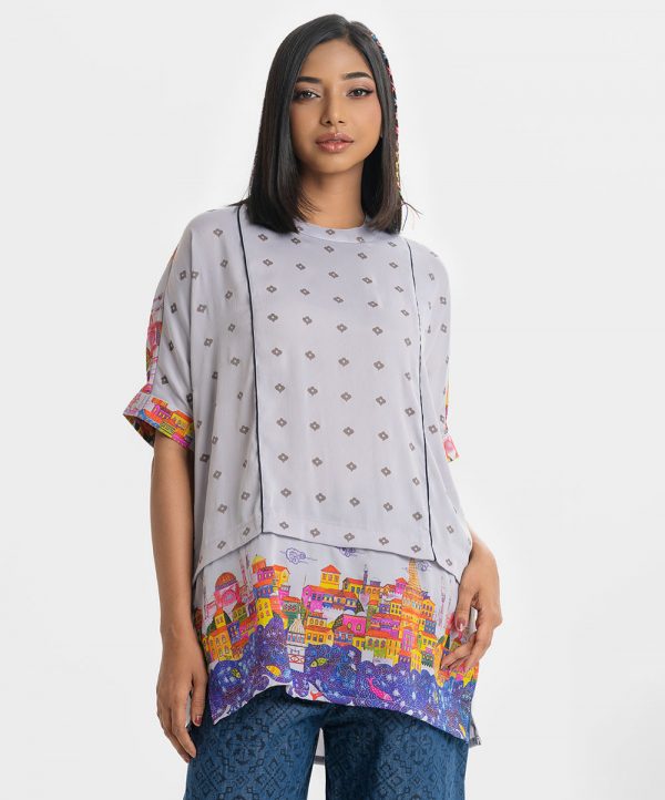 Printed straight tunic in joom fabric. Mock neck, short sleeve and attach patch at the hemline.