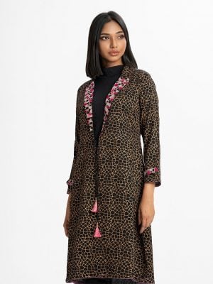 Printed A-line shrug in georgette fabric. Lapel collar with embroidery, front opening with tassel tie and long sleeved.