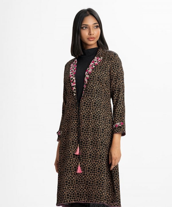 Printed A-line shrug in georgette fabric. Lapel collar with embroidery, front opening with tassel tie and long sleeved.