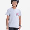 Kid boys henley t-shirt in cotton single jersey fabric. Round neck with front button fastening and short sleeves with a chest print.