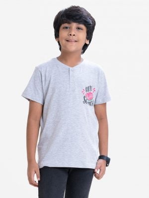 Kid boys henley t-shirt in cotton single jersey fabric. Round neck with front button fastening and short sleeves with a chest print.