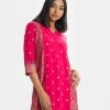 Printed patterned kameez in viscose fabric. V-neck, long sleeved.
