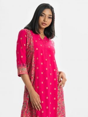 Printed patterned kameez in viscose fabric. V-neck, long sleeved.
