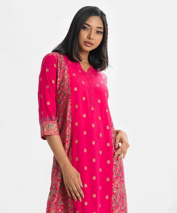 Printed patterned kameez in viscose fabric. V-neck, long sleeved.
