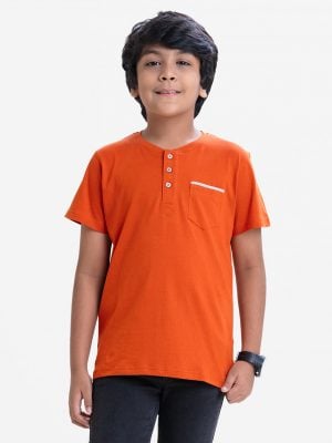 Kid boys Henley T-Shirt in cotton single jersey fabric. Round neck with front button fastening and short sleeves with a chest pocket.