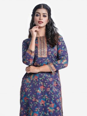 All-over floral printed straight kameez in crepe fabric. Boat neck, full-sleeved. Patchwork at front and side border.