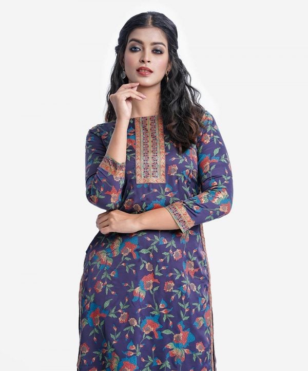 All-over floral printed straight kameez in crepe fabric. Boat neck, full-sleeved. Patchwork at front and side border.