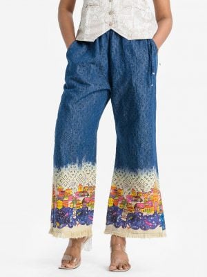Women's printed palazzo in denim fabric. Concealed elasticated waistline and two side pockets.