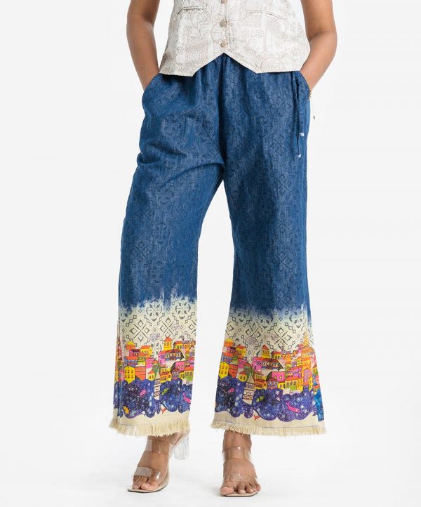 Women's printed palazzo in denim fabric. Concealed elasticated waistline and two side pockets.