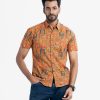 Men's casual printed shirt in cotton fabric. Classic collar and short sleeves.