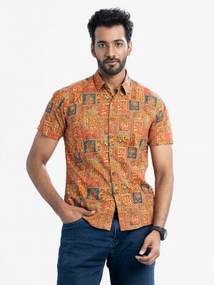 Men's casual printed shirt in cotton fabric. Classic collar and short sleeves.