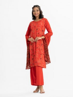Printed straight salwar kameez in viscose fabric. Round neck, long sleeves. Karchupi at the front. Complented with viscose Palazzo pant and chiffon dupatta.