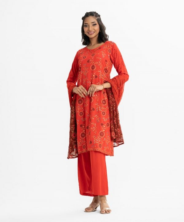 Printed straight salwar kameez in viscose fabric. Round neck, long sleeves. Karchupi at the front. Complented with viscose Palazzo pant and chiffon dupatta.