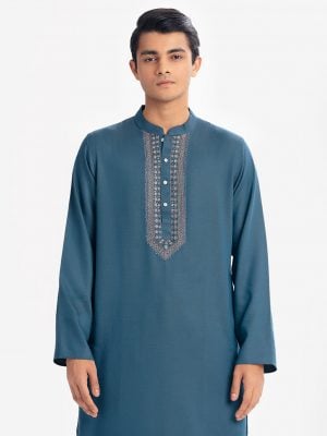 Men's semi fitted solid color panjabi in Jacquard fabric. Mandarin collar, full sleeves. Karchupi at front.