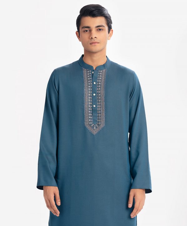 Men's semi fitted solid color panjabi in Jacquard fabric. Mandarin collar, full sleeves. Karchupi at front.