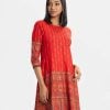 Woman's printed A-line tunic in viscose fabric. Three-quarter sleeves, round neck. Karchupi at the front.