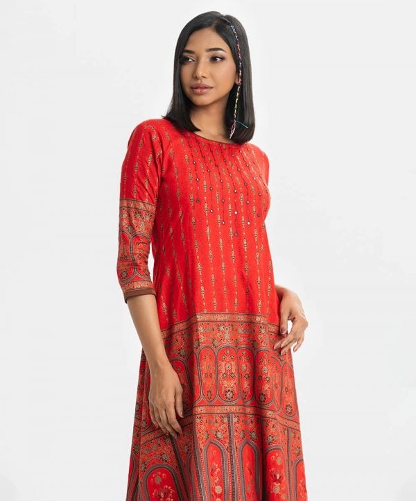 Woman's printed A-line tunic in viscose fabric. Three-quarter sleeves, round neck. Karchupi at the front.