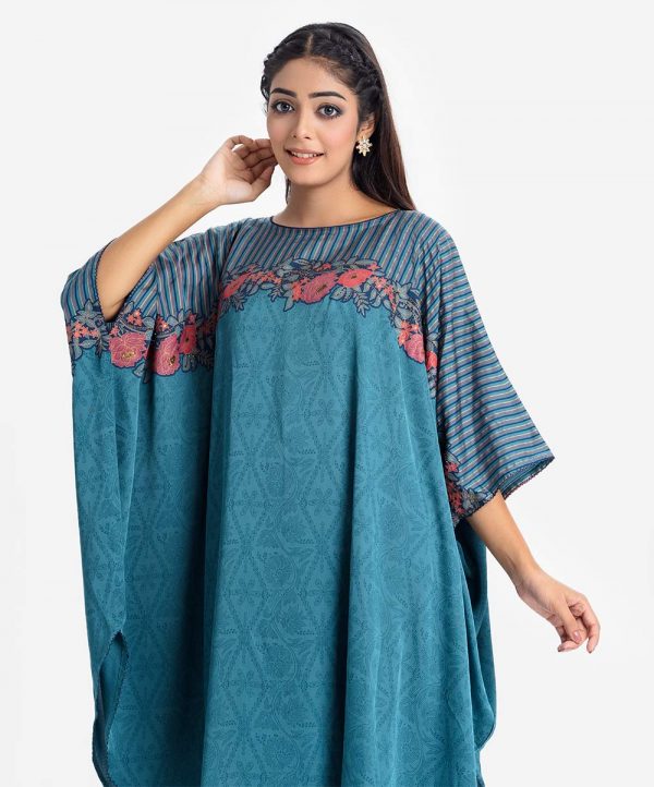 Printed short abaya in printed crepe fabric. Round neck and karchupi at the front.