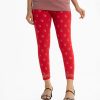 Teen girl's all-over printed leggings in cotton knit fabric. Concealed elasticated waistline.