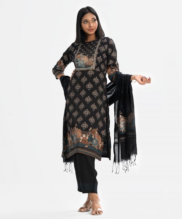 Printed salwar kameez in crepe fabric. Boat neck, three-quarter sleeves and embroidery at front of kameez. Half-silk dupatta with pant-style pajamas.