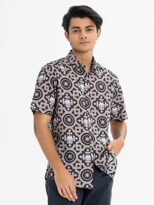 Men's Short Sleeve casual printed shirt in satin fabric. Classic collar and short sleeves. Button fastening at the front.