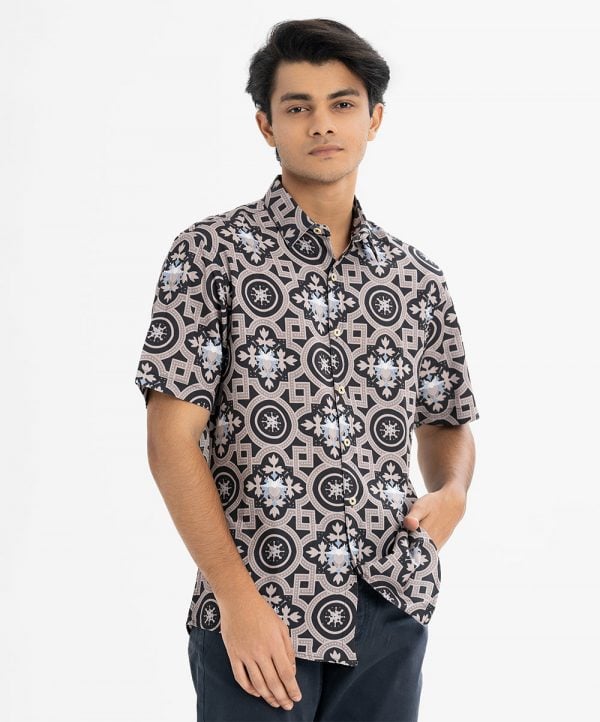 Men's Short Sleeve casual printed shirt in satin fabric. Classic collar and short sleeves. Button fastening at the front.