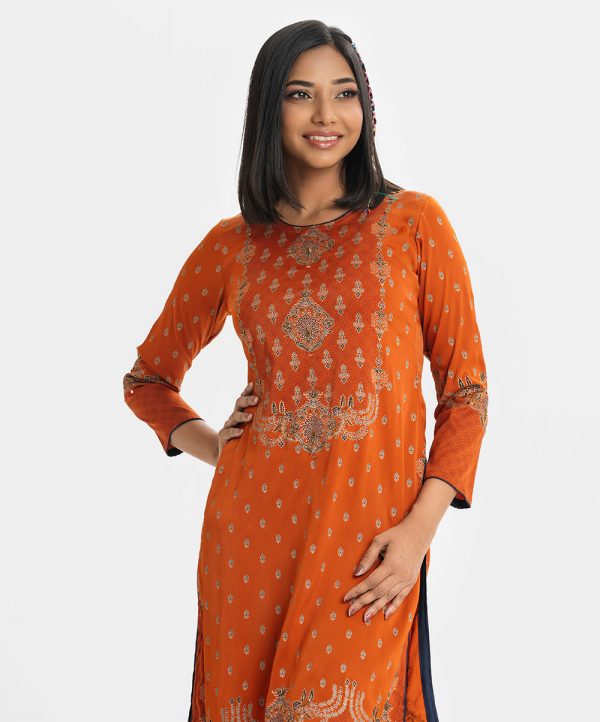 Women's ethnic printed straight kameez in zoom fabric. Round neck, full sleeves. Karchupi at the front and sleeves.