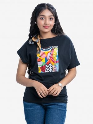 Teen girls T-shirt in stretched cotton knit fabric. Boat neck with bow tie and short sleeves. Painting print at front.