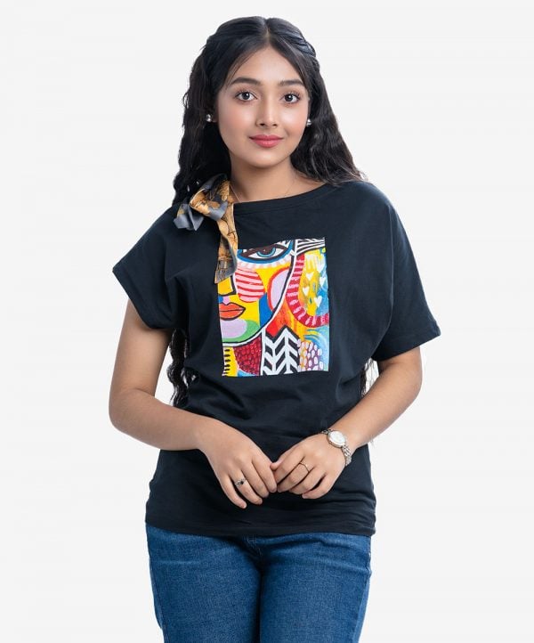 Teen girls T-shirt in stretched cotton knit fabric. Boat neck with bow tie and short sleeves. Painting print at front.