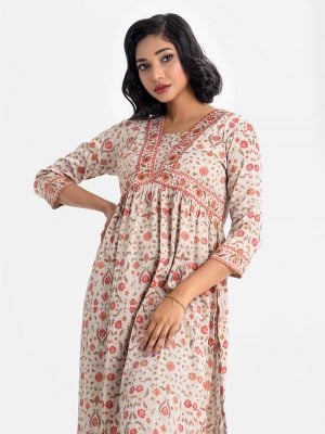 Printed straight kameez in zoom fabric. V-neck, three-quarter sleeved. karchupi at the front and hemline. Gathered at the waistline.