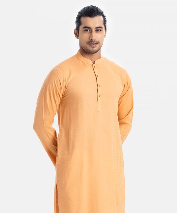 Men's slim-fitted panjabi in cotton fabric. Mandarin collar, and inseam pockets.