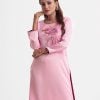 Womens straight kameez in crepe fabric. Boat neck, long-sleeved. Embroidery at the top front.