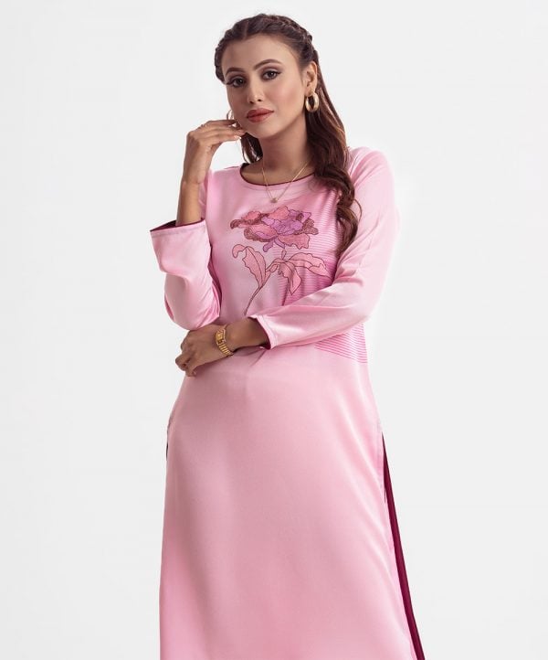 Womens straight kameez in crepe fabric. Boat neck, long-sleeved. Embroidery at the top front.