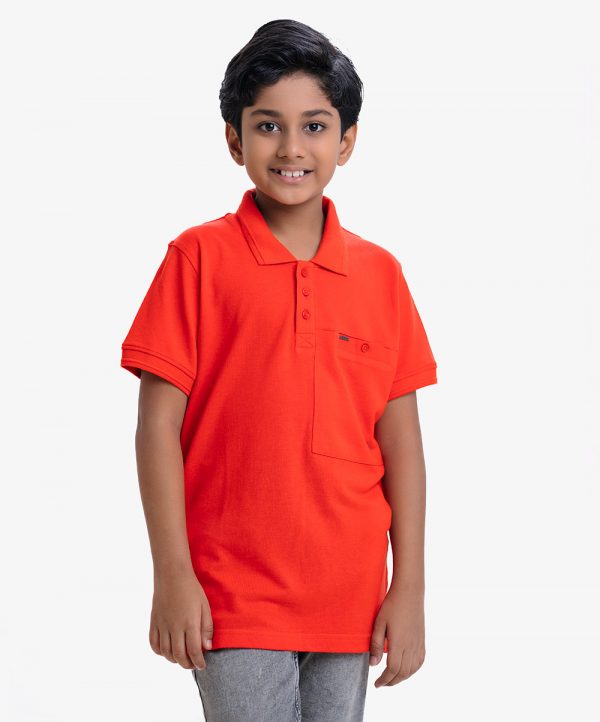 Kid boys short-sleeved polo shirt in cotton pique fabric. A pocket on the chest.