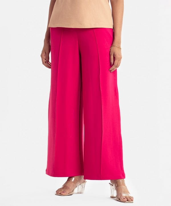 Women's formal pant in interlock fabric. Two side pockets and Concealed elasticated on the waistline.