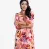 Women's flared style maxi in printed georgette fabric. Patch with embroidery at the V-neckline and bishop-sleeves hem.