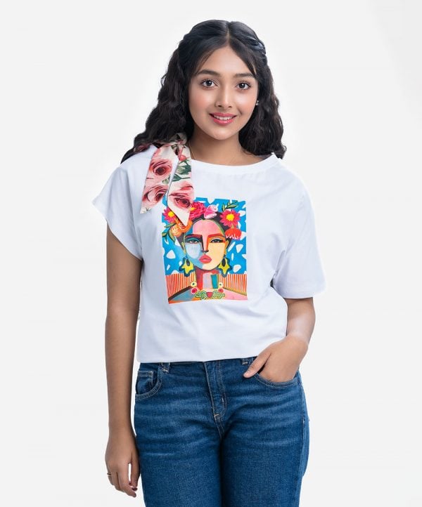 Teen girls T-shirt in stretched cotton knit fabric. Boat neck with bow tie and short sleeves. Painting print at front.