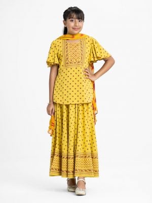 Kid girls printed ghagra choli set in viscose fabric. Butterfly-sleeved top with karchupi at front. Tie-dye chiffon dupatta with a printed skirt.