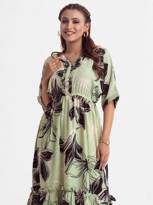 Women's flared style maxi in printed georgette fabric. V-neck with frill placket and kimono sleeves.