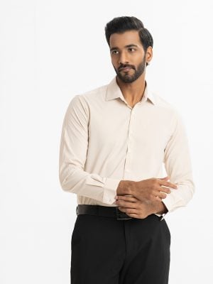 Men's slim fit business formal shirt in cotton blended fabric.Classic collar and long sleeves with adjustable button cuff.