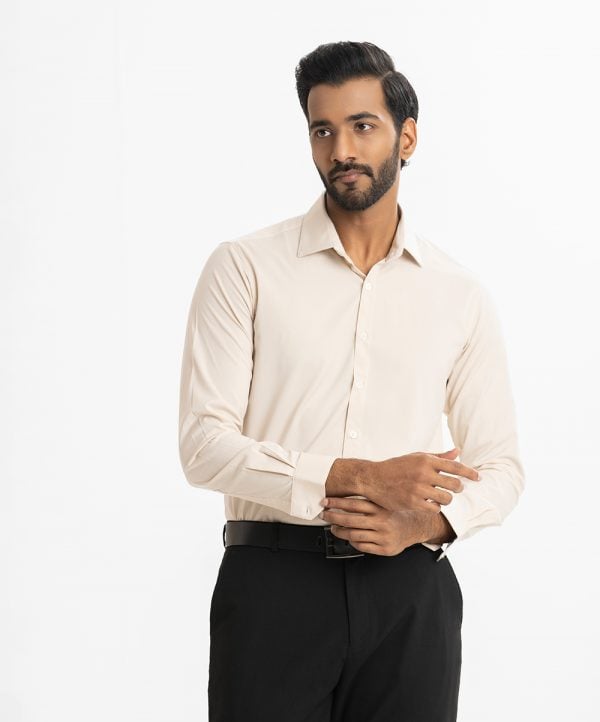 Men's slim fit business formal shirt in cotton blended fabric.Classic collar and long sleeves with adjustable button cuff.