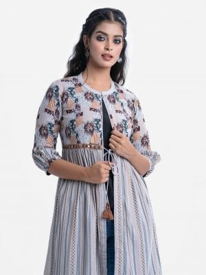 Printed A-line long shrug in viscose fabric. Stand collar with front opening with tassel tie. three-quarter sleeves.with Karchupi at the waist part.