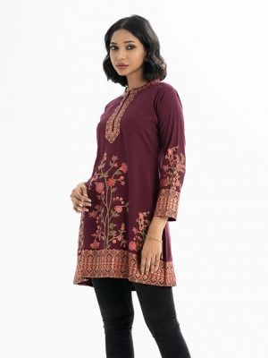 Printed A-line tunic in viscose fabric. Stand collar, long-sleeved.