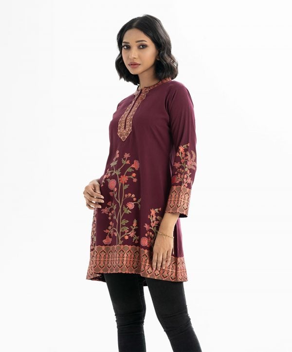 Printed A-line tunic in viscose fabric. Stand collar, long-sleeved.