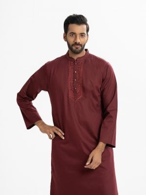 Men's panjabi in cotton fabric. Mandarin collar, inseam pockets and karchupi at the front.