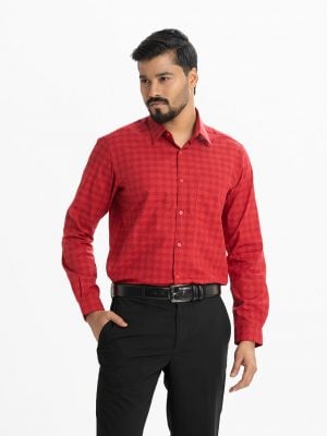 Men's check long-sleeved formal shirt in cotton fabric. Classic collar. A chest pocket with adjustable buttons at the cuffs.